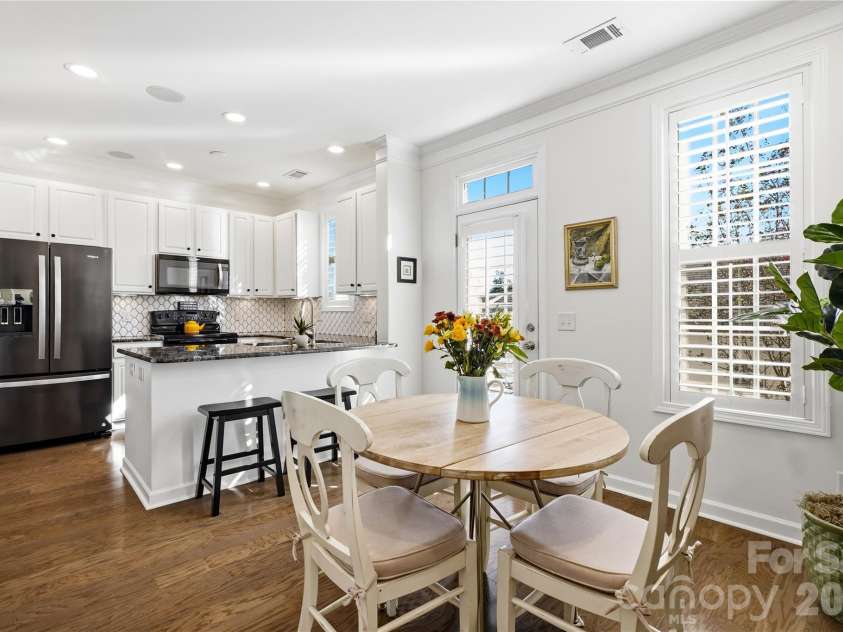 16918 Summers Walk Boulevard, Davidson, NC 28036.  MLS# CAR4436252, YatesRealty ID 57810. Dining area adjoins the kitchen