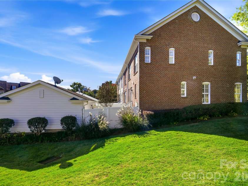 16918 Summers Walk Boulevard, Davidson, NC 28036.  MLS# CAR4436252, YatesRealty ID 57810. Large common space on side of house