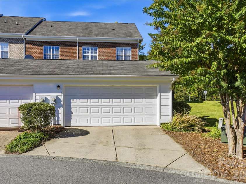 16918 Summers Walk Boulevard, Davidson, NC 28036.  MLS# CAR4436252, YatesRealty ID 57810. Rare 2 car detached garage