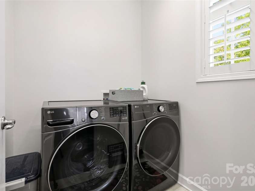 16918 Summers Walk Boulevard, Davidson, NC 28036.  MLS# CAR4436252, YatesRealty ID 57810. Separate laundry room off the kitchen