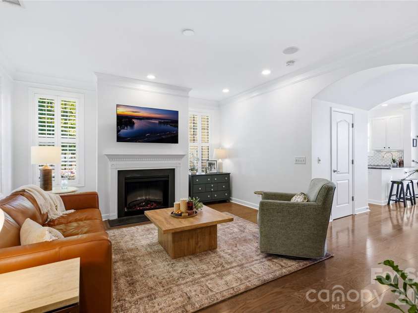 16918 Summers Walk Boulevard, Davidson, NC 28036.  MLS# CAR4436252, YatesRealty ID 57810. Spacious living room features lots of light