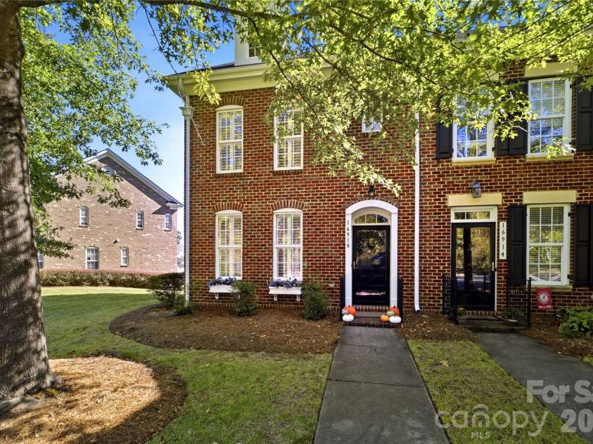 16918 Summers Walk Boulevard, Davidson, NC 28036.  MLS# CAR4436252, YatesRealty ID 57810. Welcome home to Summer Walk