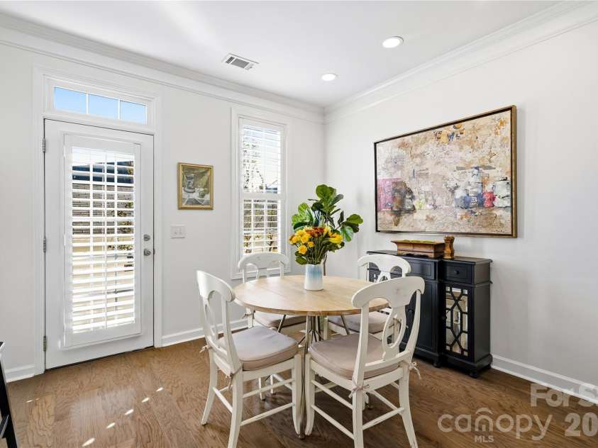 16918 Summers Walk Boulevard, Davidson, NC 28036.  MLS# CAR4436252, YatesRealty ID 57810. Welcoming dining area