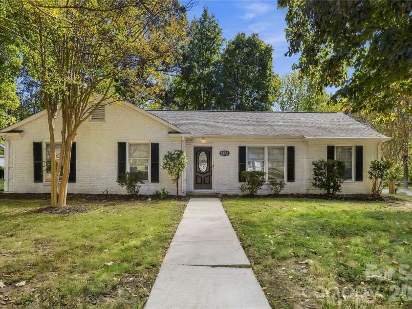 6500 Woodfield Drive, Charlotte, NC 28215.  MLS# CAR4426679, YatesRealty ID 57827. 