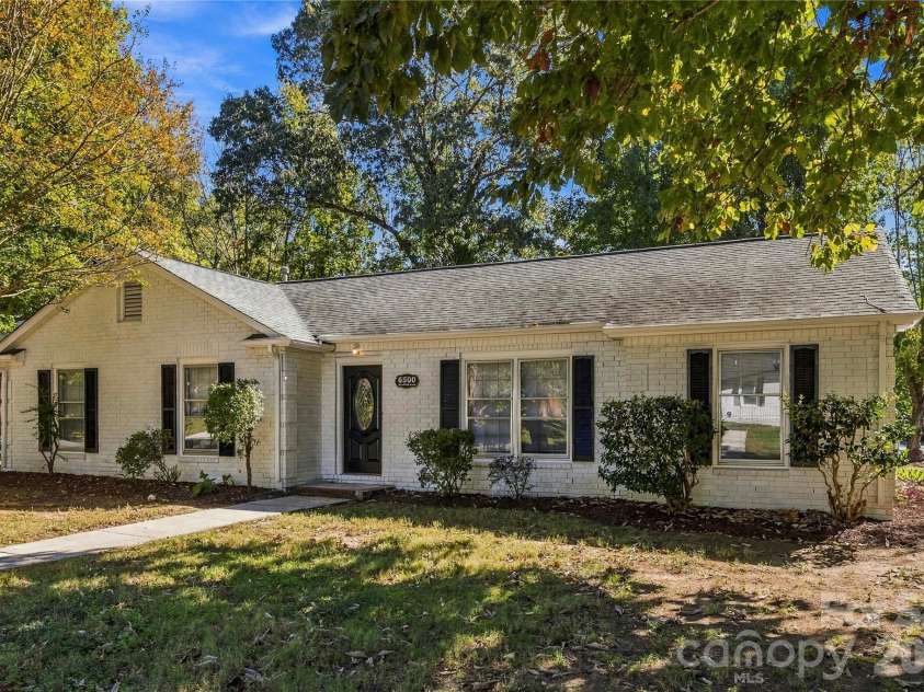6500 Woodfield Drive, Charlotte, NC 28215.  MLS# CAR4426679, YatesRealty ID 57827. 