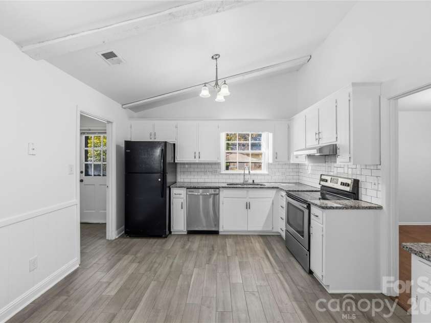 6500 Woodfield Drive, Charlotte, NC 28215.  MLS# CAR4426679, YatesRealty ID 57827. 