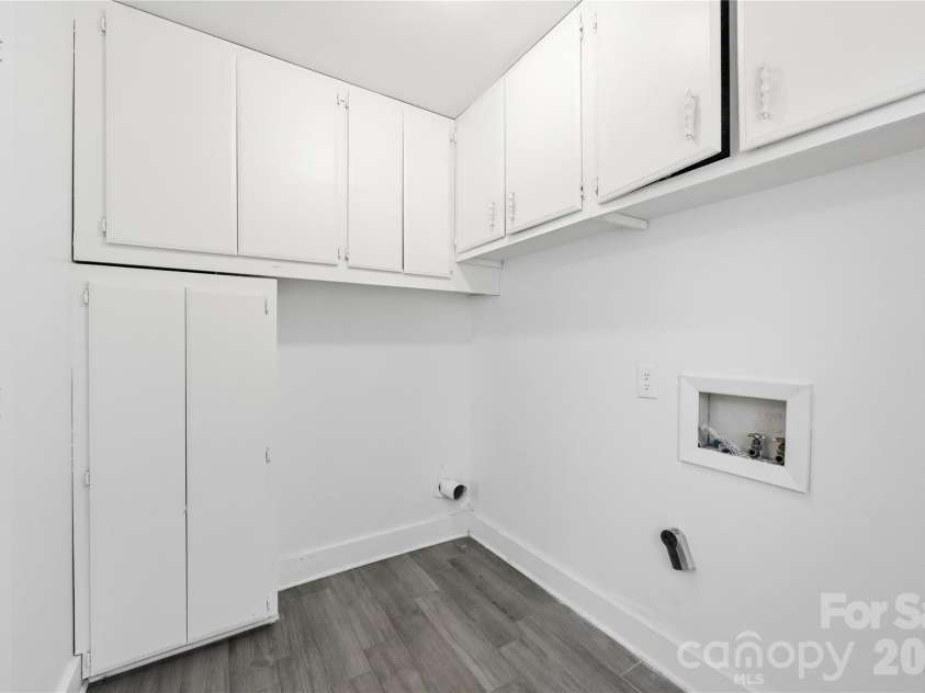 6500 Woodfield Drive, Charlotte, NC 28215.  MLS# CAR4426679, YatesRealty ID 57827. 