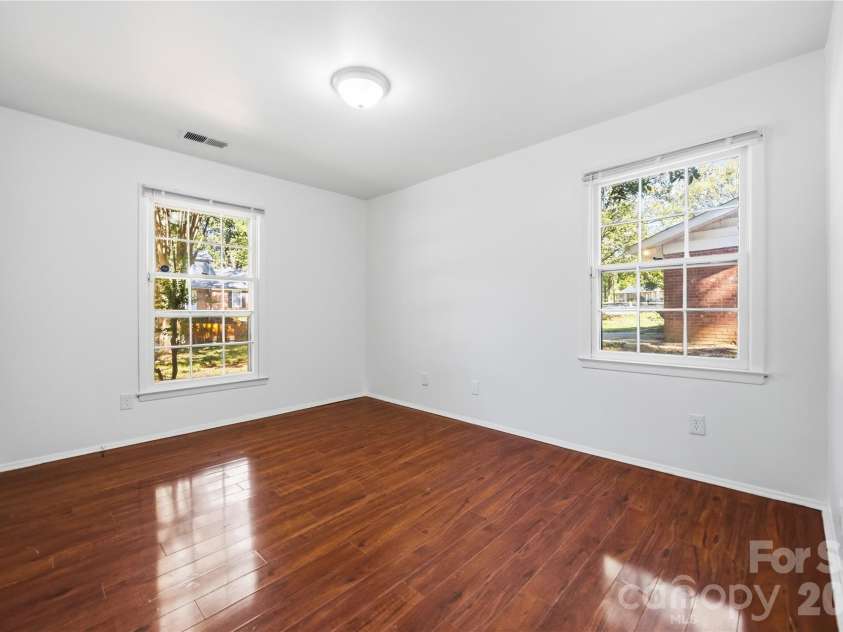 6500 Woodfield Drive, Charlotte, NC 28215.  MLS# CAR4426679, YatesRealty ID 57827. 
