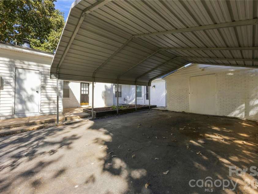 6500 Woodfield Drive, Charlotte, NC 28215.  MLS# CAR4426679, YatesRealty ID 57827. 