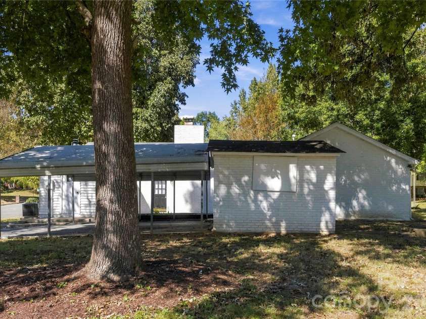 6500 Woodfield Drive, Charlotte, NC 28215.  MLS# CAR4426679, YatesRealty ID 57827. 