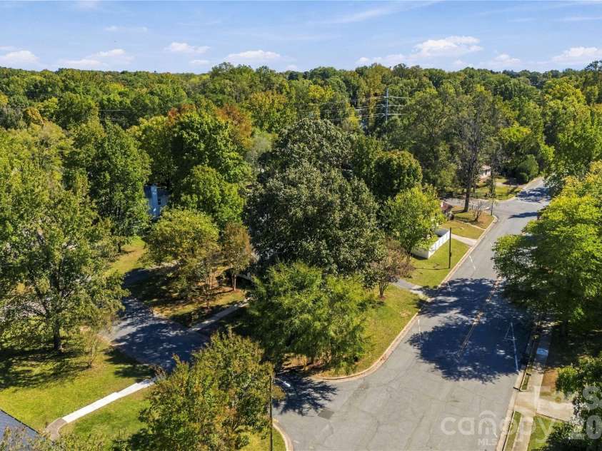 6500 Woodfield Drive, Charlotte, NC 28215.  MLS# CAR4426679, YatesRealty ID 57827. 