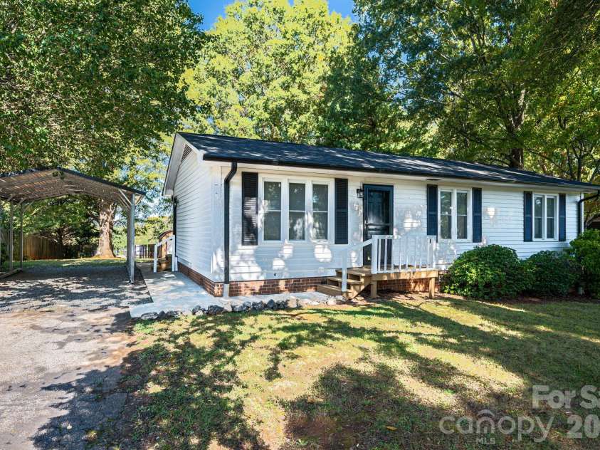 413 Klutz Street, Maiden, NC 28650.  MLS# CAR4436291, YatesRealty ID 57839. 