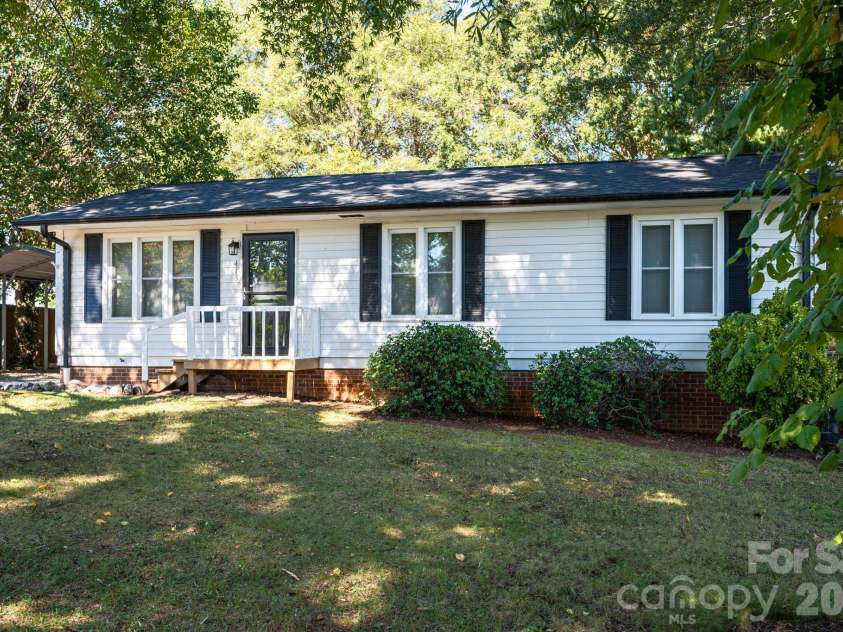 413 Klutz Street, Maiden, NC 28650.  MLS# CAR4436291, YatesRealty ID 57839. 