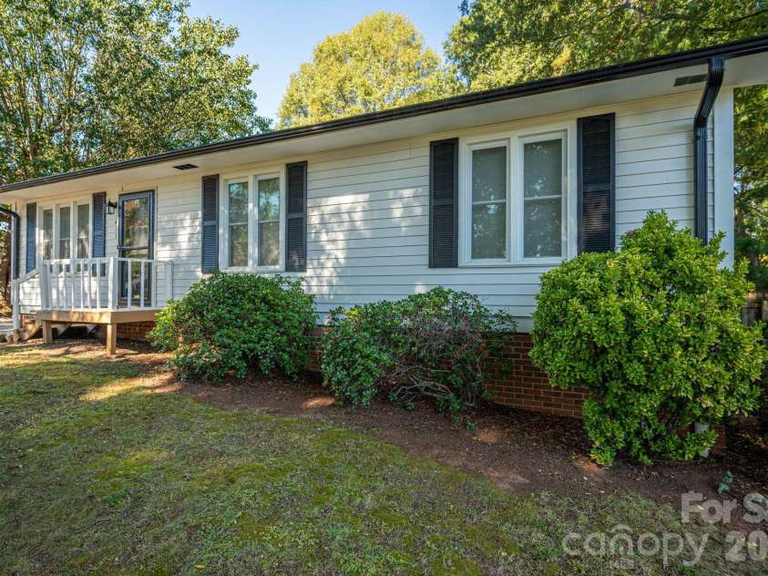 413 Klutz Street, Maiden, NC 28650.  MLS# CAR4436291, YatesRealty ID 57839. 