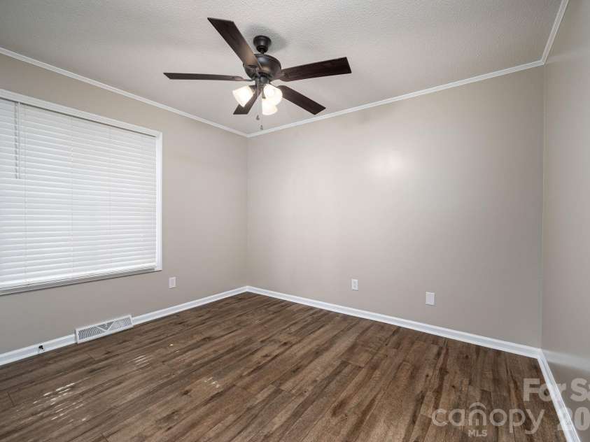 413 Klutz Street, Maiden, NC 28650.  MLS# CAR4436291, YatesRealty ID 57839. 