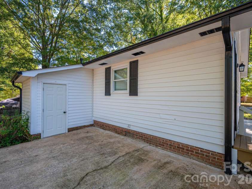 413 Klutz Street, Maiden, NC 28650.  MLS# CAR4436291, YatesRealty ID 57839. 