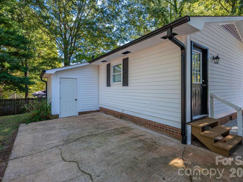 413 Klutz Street, Maiden, NC 28650.  MLS# CAR4436291, YatesRealty ID 57839. 