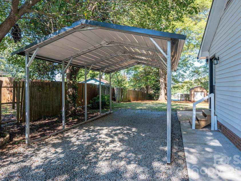413 Klutz Street, Maiden, NC 28650.  MLS# CAR4436291, YatesRealty ID 57839. 