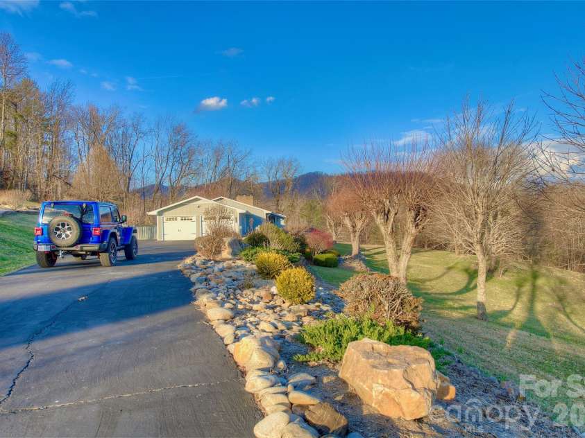 220 Grand View Lane, Burnsville, NC 28714.  MLS# CAR4354228, YatesRealty ID 5784. 
