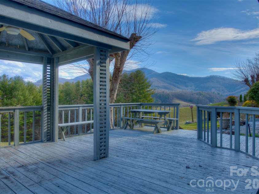 220 Grand View Lane, Burnsville, NC 28714.  MLS# CAR4354228, YatesRealty ID 5784. 