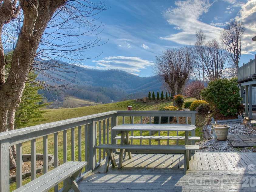 220 Grand View Lane, Burnsville, NC 28714.  MLS# CAR4354228, YatesRealty ID 5784. 