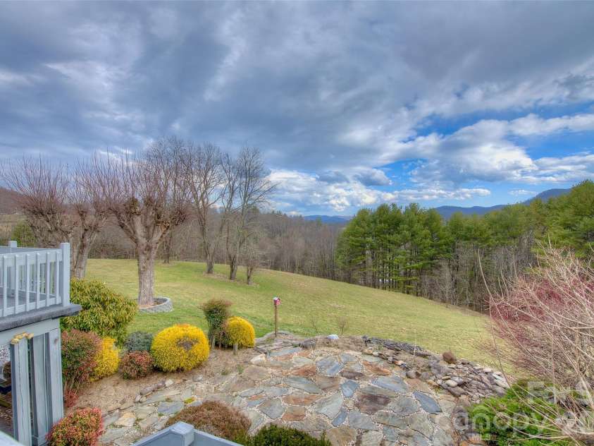 220 Grand View Lane, Burnsville, NC 28714.  MLS# CAR4354228, YatesRealty ID 5784. 
