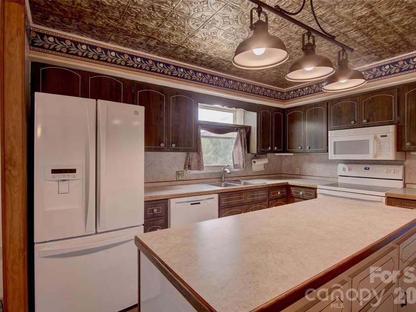 220 Grand View Lane, Burnsville, NC 28714.  MLS# CAR4354228, YatesRealty ID 5784. 