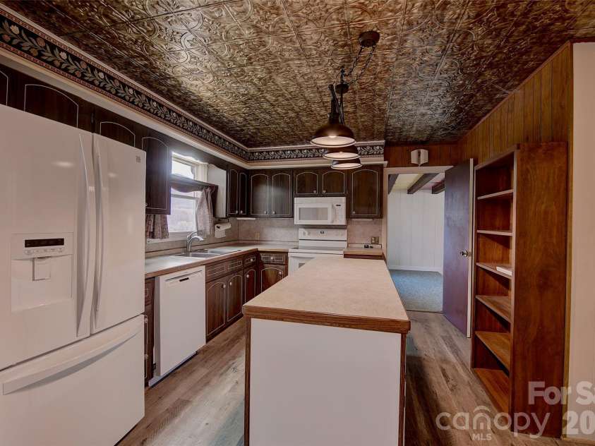 220 Grand View Lane, Burnsville, NC 28714.  MLS# CAR4354228, YatesRealty ID 5784. 