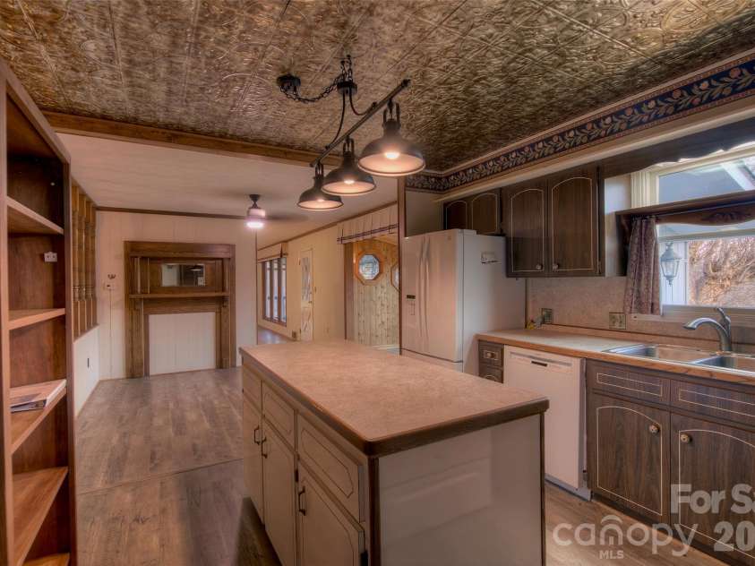 220 Grand View Lane, Burnsville, NC 28714.  MLS# CAR4354228, YatesRealty ID 5784. 