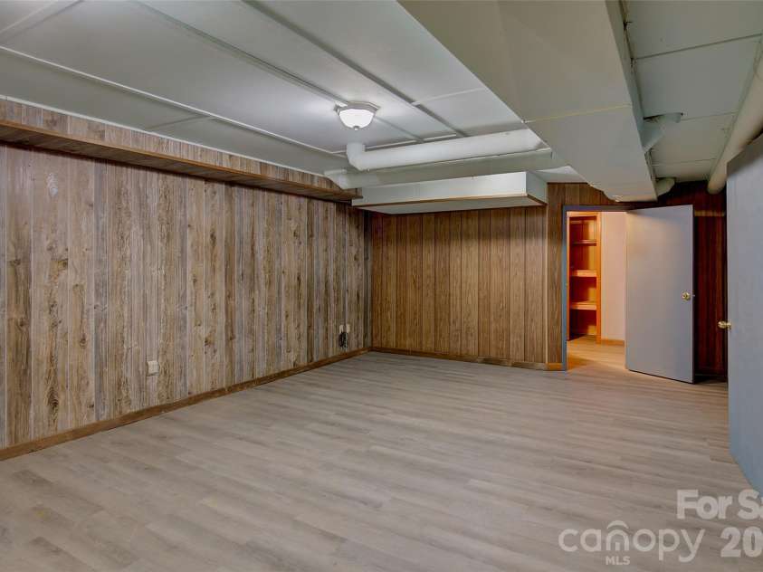 220 Grand View Lane, Burnsville, NC 28714.  MLS# CAR4354228, YatesRealty ID 5784. 