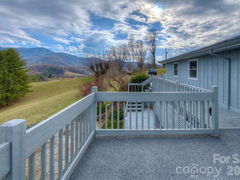220 Grand View Lane, Burnsville, NC 28714.  MLS# CAR4354228, YatesRealty ID 5784. 