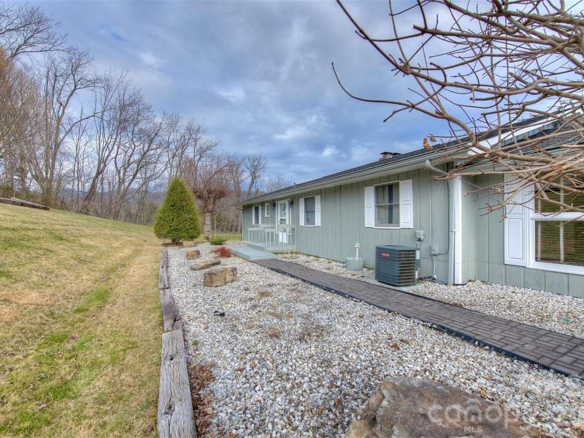 220 Grand View Lane, Burnsville, NC 28714.  MLS# CAR4354228, YatesRealty ID 5784. 