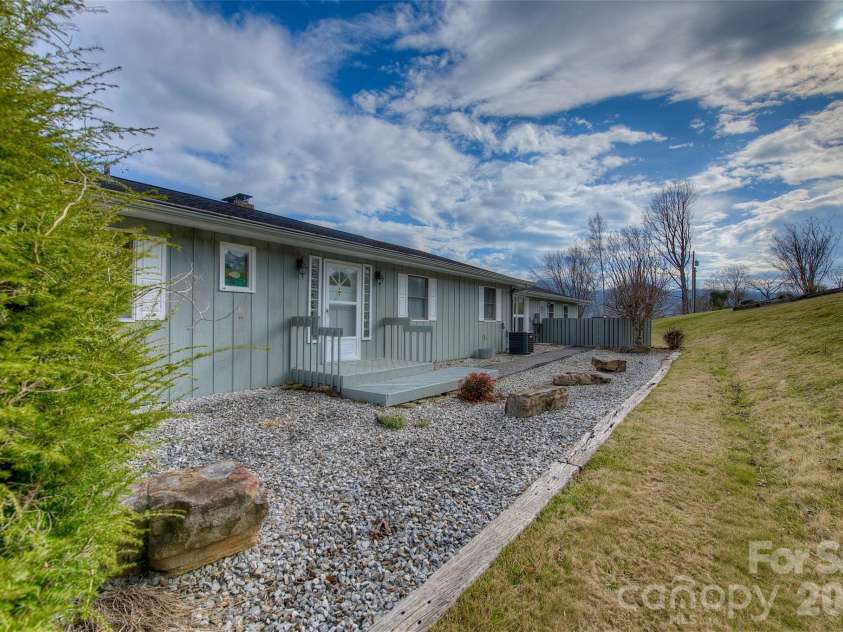 220 Grand View Lane, Burnsville, NC 28714.  MLS# CAR4354228, YatesRealty ID 5784. 