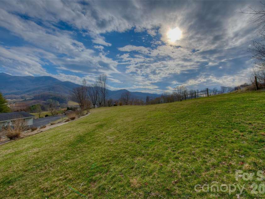 220 Grand View Lane, Burnsville, NC 28714.  MLS# CAR4354228, YatesRealty ID 5784. 