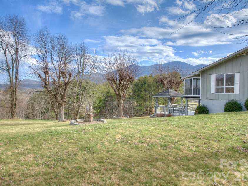 220 Grand View Lane, Burnsville, NC 28714.  MLS# CAR4354228, YatesRealty ID 5784. 