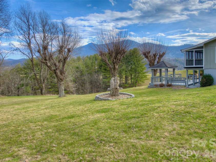 220 Grand View Lane, Burnsville, NC 28714.  MLS# CAR4354228, YatesRealty ID 5784. 