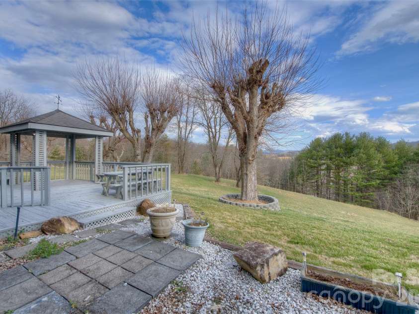 220 Grand View Lane, Burnsville, NC 28714.  MLS# CAR4354228, YatesRealty ID 5784. 