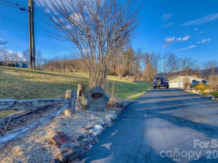 220 Grand View Lane, Burnsville, NC 28714.  MLS# CAR4354228, YatesRealty ID 5784. 
