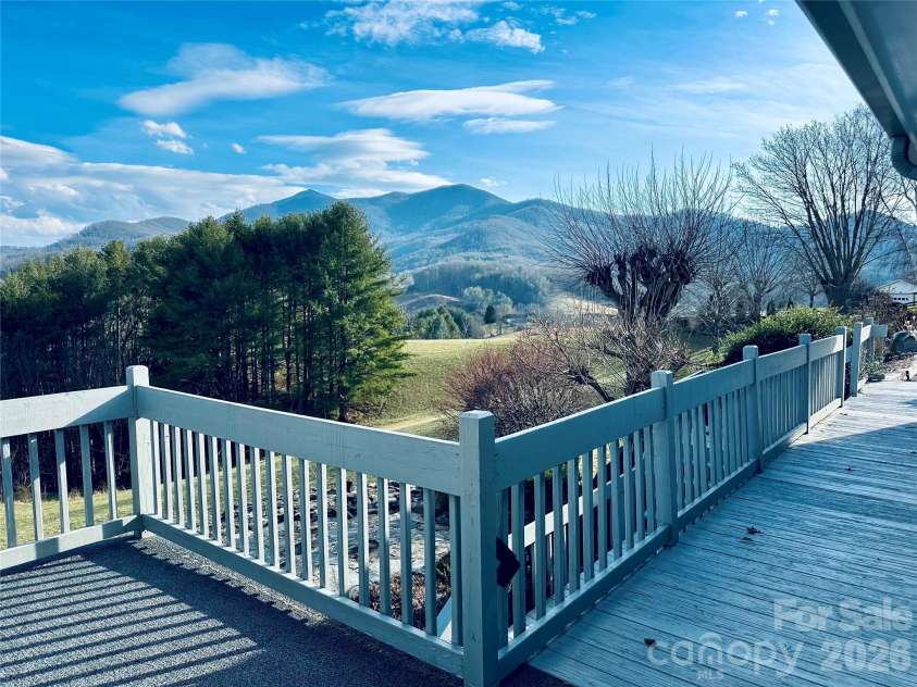 220 Grand View Lane, Burnsville, NC 28714.  MLS# CAR4354228, YatesRealty ID 5784. 