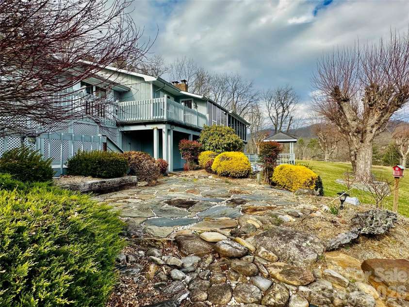 220 Grand View Lane, Burnsville, NC 28714.  MLS# CAR4354228, YatesRealty ID 5784. 