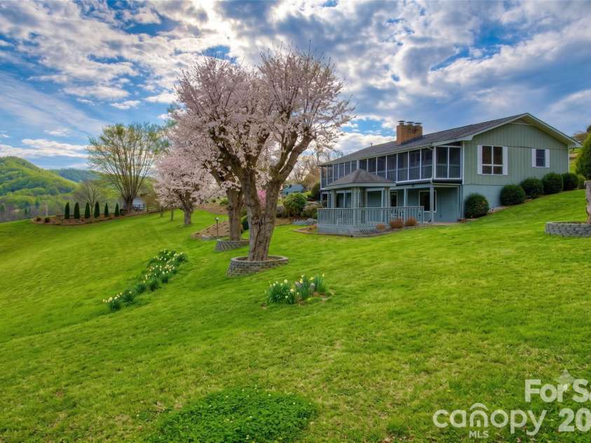 220 Grand View Lane, Burnsville, NC 28714.  MLS# CAR4354228, YatesRealty ID 5784. 