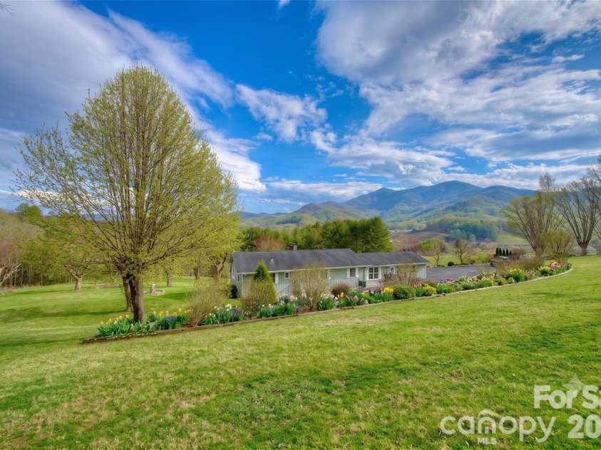 220 Grand View Lane, Burnsville, NC 28714.  MLS# CAR4354228, YatesRealty ID 5784. 