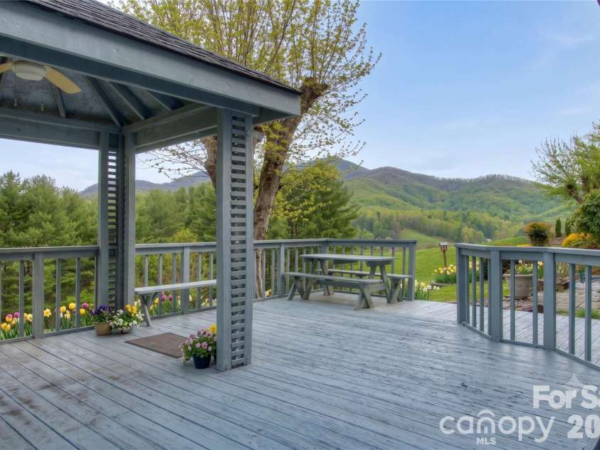 220 Grand View Lane, Burnsville, NC 28714.  MLS# CAR4354228, YatesRealty ID 5784. 