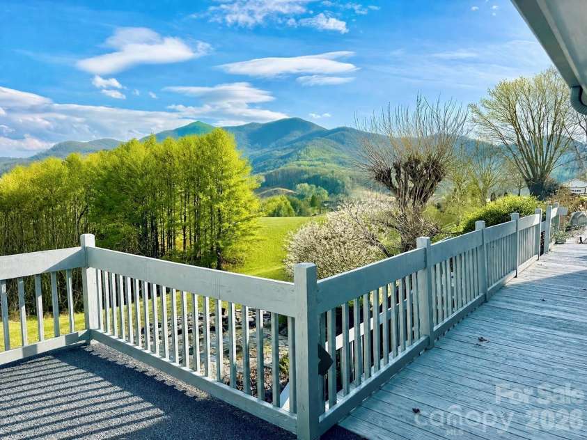 220 Grand View Lane, Burnsville, NC 28714.  MLS# CAR4354228, YatesRealty ID 5784. 