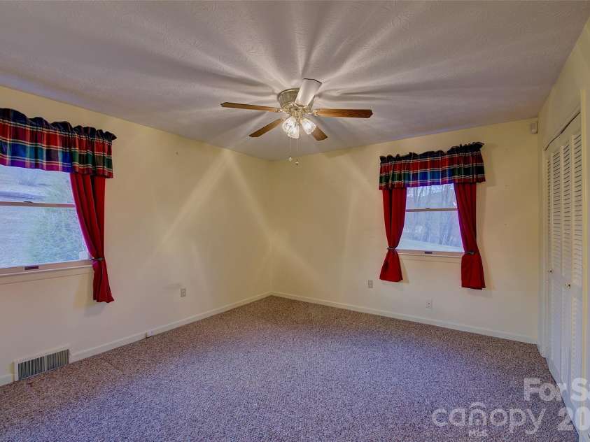 220 Grand View Lane, Burnsville, NC 28714.  MLS# CAR4354228, YatesRealty ID 5784. Primary Beddroom