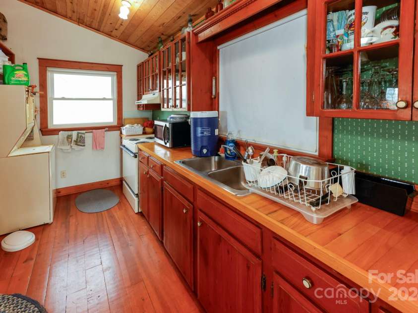 40 Tagalong Lane, Black Mountain, NC 28711.  MLS# CAR4131803, YatesRealty ID 5784. 