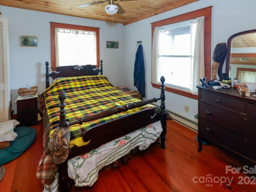 40 Tagalong Lane, Black Mountain, NC 28711.  MLS# CAR4131803, YatesRealty ID 5784. 