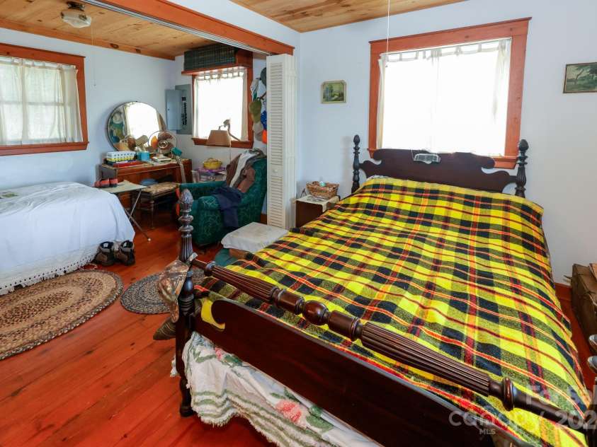 40 Tagalong Lane, Black Mountain, NC 28711.  MLS# CAR4131803, YatesRealty ID 5784. 