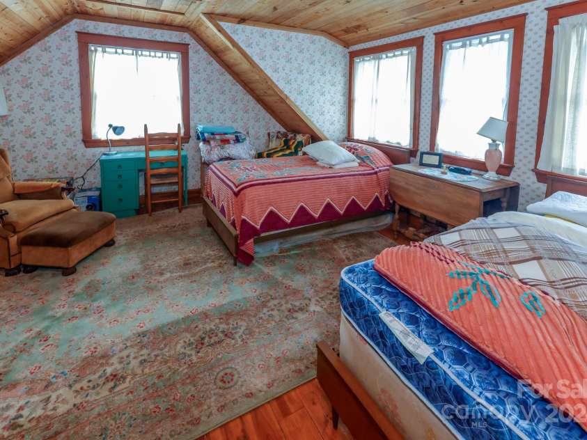 40 Tagalong Lane, Black Mountain, NC 28711.  MLS# CAR4131803, YatesRealty ID 5784. 