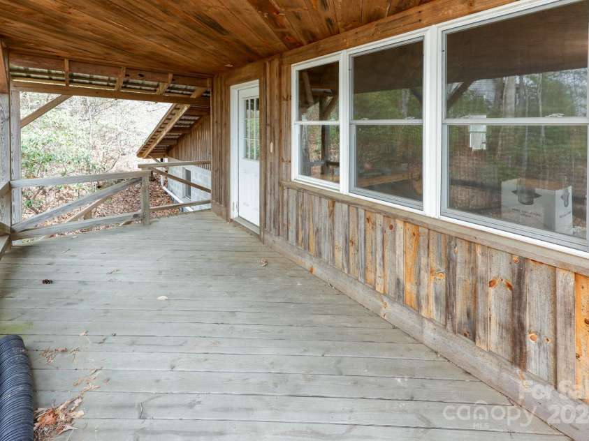 40 Tagalong Lane, Black Mountain, NC 28711.  MLS# CAR4131803, YatesRealty ID 5784. 